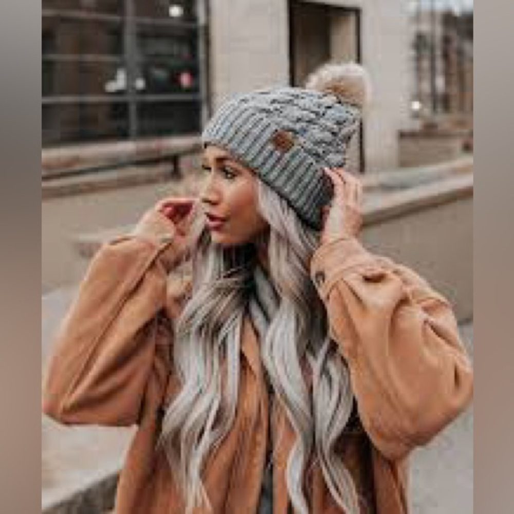 DAVID & Young Faux Fur lined Grey knit winter hat COZY! Pom Pom